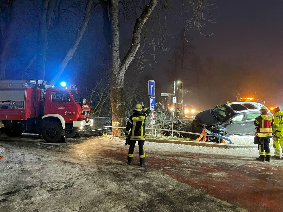 In Hargesheim schleudert ein SUV auf einer Brücke in ein Geländer.