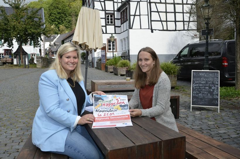 Jennifer Meuren und Janina Rieder stellten die Heimat Häppchen in Blankenheim vor. mn-Foto