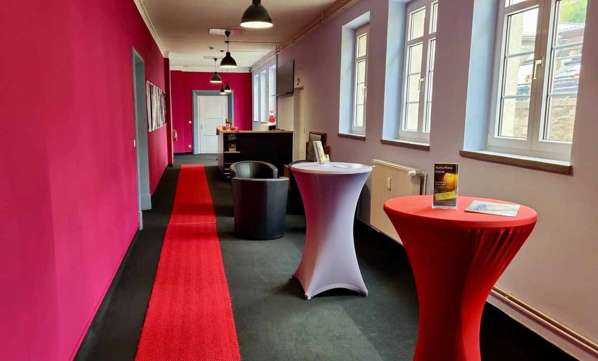 Trotz verschlossener Kinotüren waren die Macherinnen und Macher des "KulturKino Kaimt" in der Corona-Pandemie aktiv – unter anderem beim Umbau des Kinofoyers.