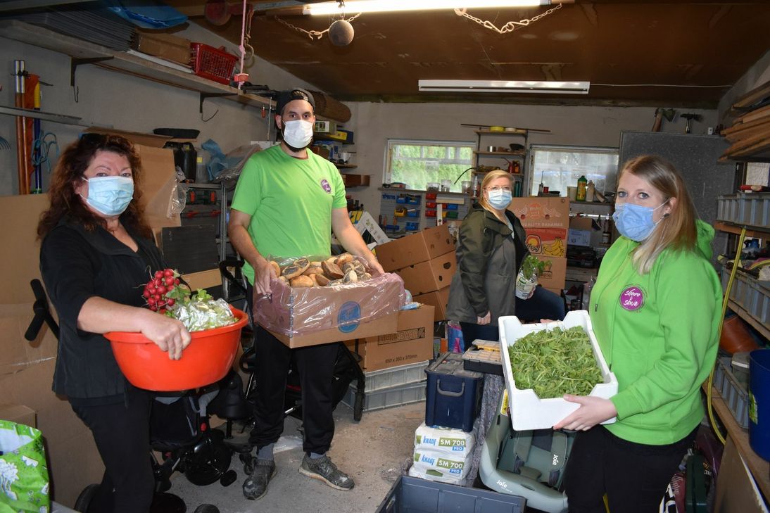 Florian Marx (2.v.l.) und Melanie Christmann (ganz rechts) sammeln Lebensmittel nicht nur für bedürftige Menschen. So geben sie beispielsweise auch Brot, das für den Verzehr zu hart geworden ist, oder für den Menschen nicht mehr geeignetes »Grünzeug« unter anderem an das Saarburger Wildtierzentrum oder Gnadenhöfe weiter. Hannah Dawen (links) und Diana Krause (2.v.r.) sind dankbare Abnehmer der geretteten Lebensmittel. Foto: Kreller