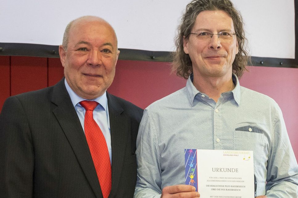 Andreas Heinrich (rechts) von der Realschule plus und FOS Kaisersesch bekam von Magnus Schneider, Vorstandsvorsitzender der Lotto-Stiftung, einen zweiten Preis des "Inklusionspreises Musik Rheinland-Pfalz" in Höhe von 600 Euro verliehen.