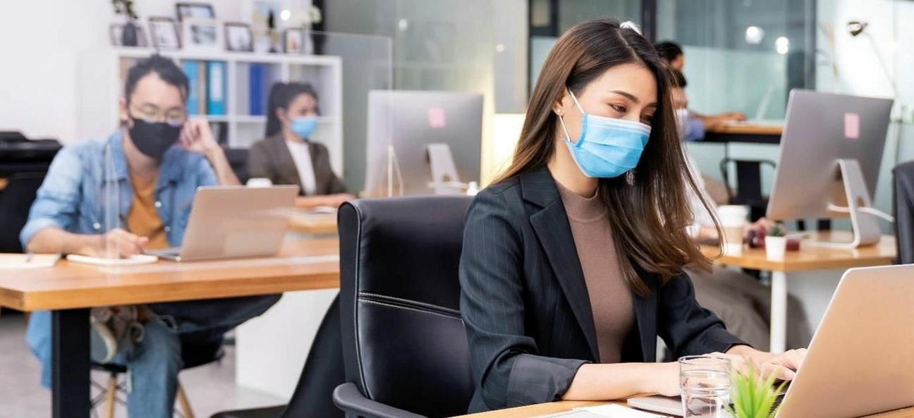 Der Arbeitsmarkt zeigt sich trotz Flut und Corona robust: Die Arbeitslosigkeit befindet sich auf Vorkrisenniveau, die Arbeitskräftenachfrage ist deutlich gestiegen und die Anzeigen auf Kurzarbeit wieder erheblich gesunken - jedoch mit negativem Trend zum Jahresende.