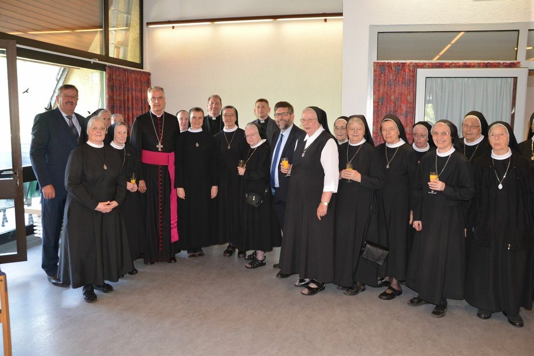 Zahlreiche Festgäste konnte die Oberin der Marienschwestern, Sr. M. Sibylla Koltan zum Jubiläum begrüßen. Unter ihnen auch Weihbischof Jörg Michael Peters, VG-Bürgermeister Lambertz und Stadtbürgermeister Walter Schmitz.               Foto: Zender