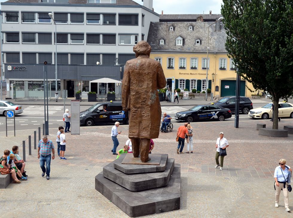 Die Karl Marx Statue auf dem Simeonstifts-Platz hat sich seit ihrer Aufstellung zu einem wahren Hotspot entwickelt.