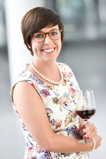 Michelle Skruth hat ein ereignisreiches Jahr als Ahrweinkönigin hinter sich. Sollte sie gewinnen, erwarten sie ganz neue Herausforderungen. Foto: deutscheweine.de