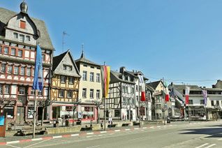 Menschenleer: Im Zentrum von Adenau, wo sich bei strahlendem Sonnenschein wie diesem die Menschen zum Bummeln oder Essen gehen treffen, herrscht gähnende Leere. Foto: Werner Dreschers