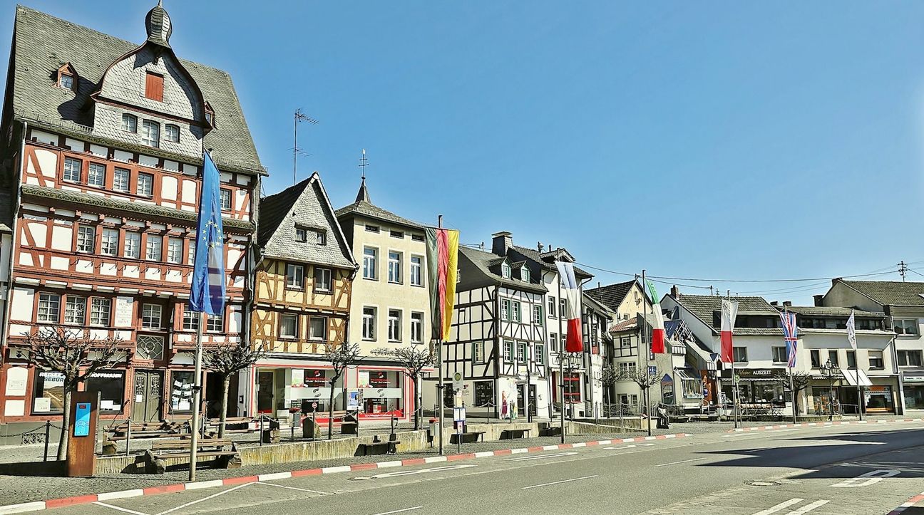 Menschenleer: Im Zentrum von Adenau, wo sich bei strahlendem Sonnenschein wie diesem die Menschen zum Bummeln oder Essen gehen treffen, herrscht gähnende Leere. Foto: Werner Dreschers