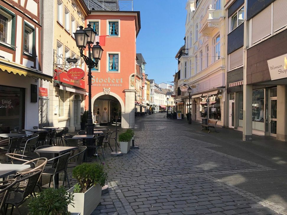 Sonst ein Hotspot für Touristen und Einheimische, ist das Zentrum von Ahrweiler, trotz strahlendem Sonnenschein in Zeiten der Corona-Krise menschenleer. Foto: Wicher