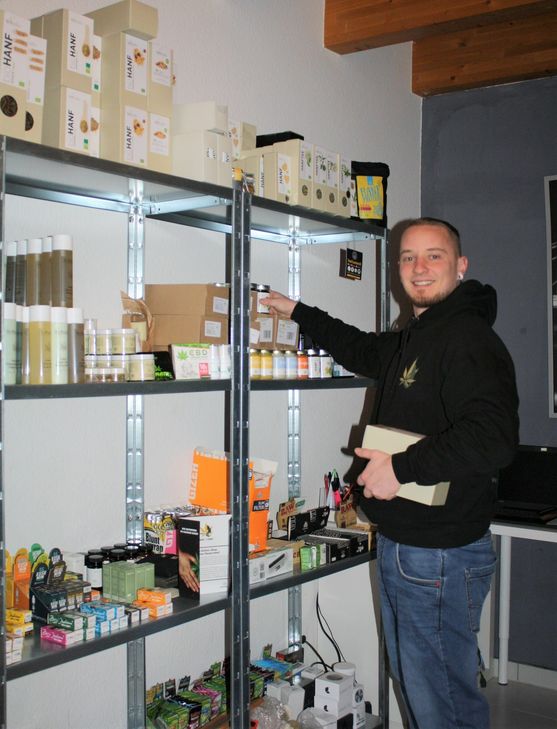 Sascha Mayer und Christopher Bryar aus Boppard wollen mit ihrem Onlineshop auch Aufklärungsarbeit leisten und den Unterschied von Nutz- und Drogenhanf aufzeigen. (Fotos: Sina Ternis)