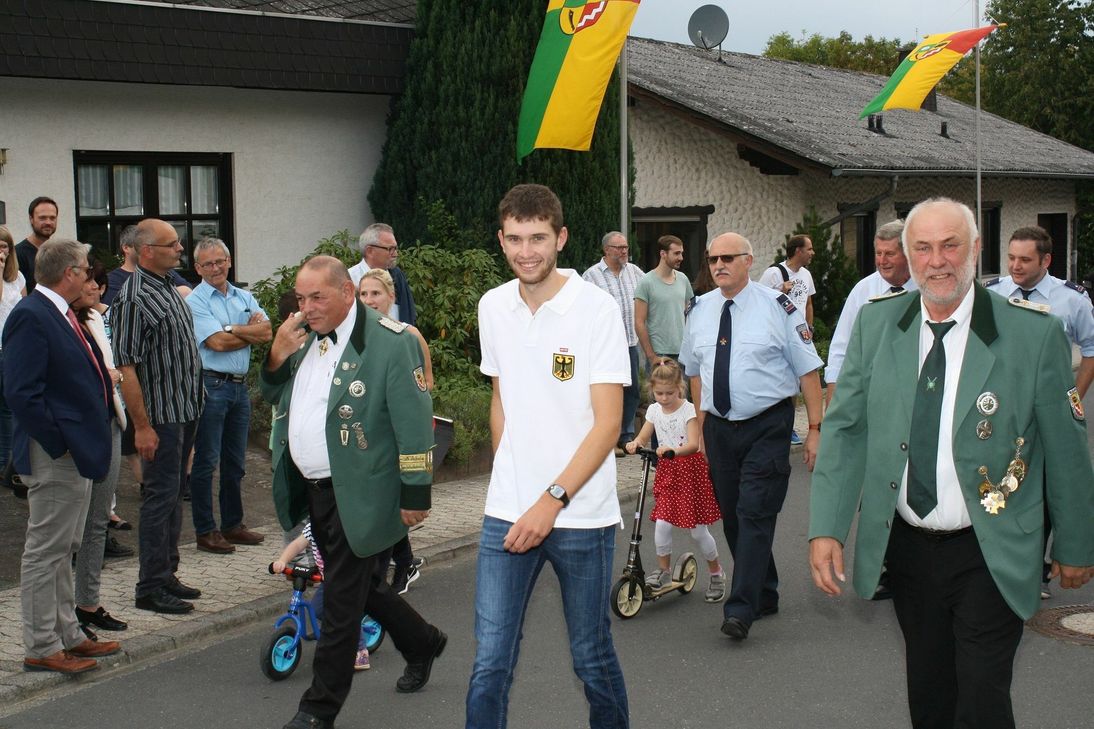 In einem Festumzug wurde der neue Europameister zu einem Empfang ins Bürgerhaus begleitet.