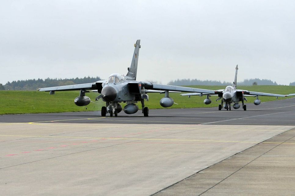 Bis zu neun Tornados des Taktischen Luftwaffengeschwaders 33 verlegen im Oktober auf den Militärflugplatz Laage.
