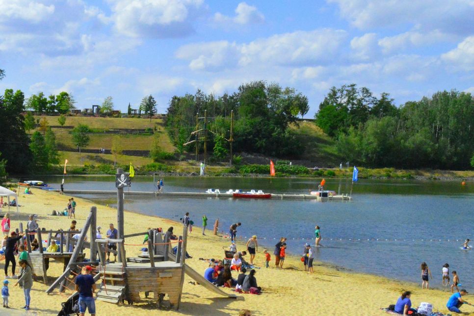 Die Badestelle im Seepark Zülpich ist ab Donnerstag, 21. Mai wieder geöffnet. Das weitläufige Gelände bietet ideale  Voraussetzungen um, um die derzeit geltenden Abstands- und Hygienevorgaben beachten zu können. Foto: Seepark Zülpich