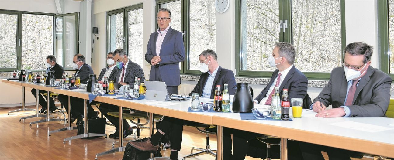 Groß war die Zahl der Experten, die in den Räumen des Wasserverbandes Oleftal in Hellenthal Auskunft zum geplanten Bau einer neuen Talsperre im Platißbachtal gaben.