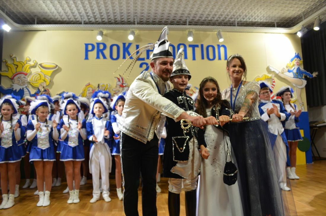 Daniel III. und Christina I. sind das neue Prinzenpaar des   Die Majestäten repräsentieren das närrische Brauchtum gemeinsam mit dem neuen Kinderprinzenpaar Jannik I. (Resch) und Emma I. (Schmidt). Fotos: Freund