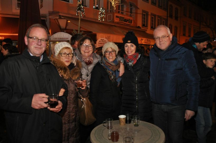 Die »Weihnachtsfrauen« aus dem Arbeitskreis Christkindlmarkt, Tina Tatsch-Reuter, Elvira Bous, Ilka Werhan und Lisa Du-Sartz (2. bis 4. v. l.) feierten gemeinsam mit SGV-Chef Michael Braunshausen und Bürgermeister Jürgen Dixius die Eröffnung des Christkindlmarktes. Foto: Scholl