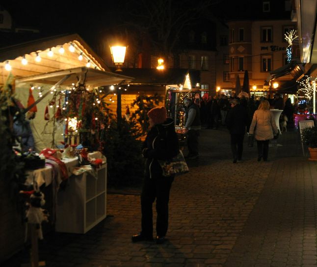 Bummeln auf dem Christkindlmarkt. Foto: Scholl