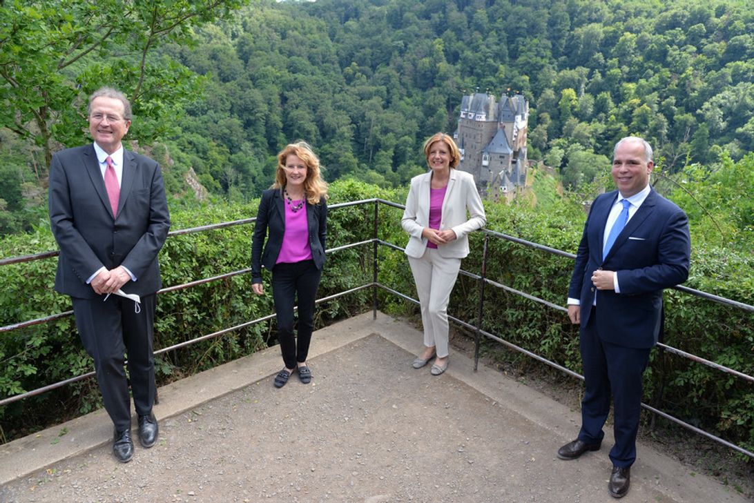 Von links: Dr. Karl Graf zu Eltz, Staatssekretärin Heike Raab, Ministerpräsidentin Malu Dreyer und Telekom-Deutschland-Chef Dr. Dirk Wössner.