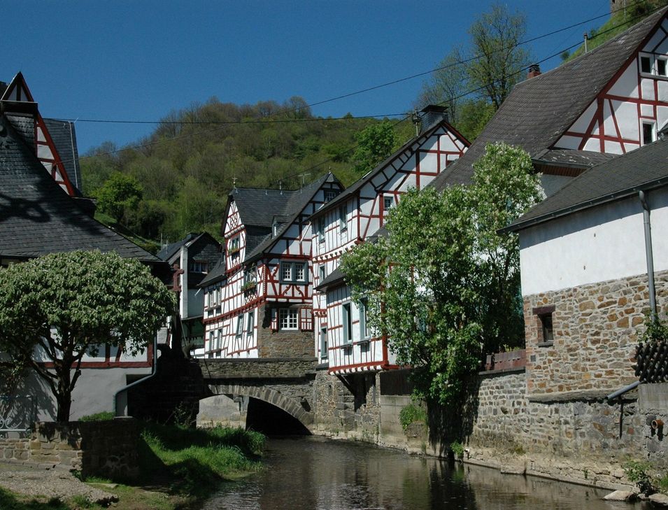 Die Sanierungsarbeiten an der L 98 in Monreal dauern an.