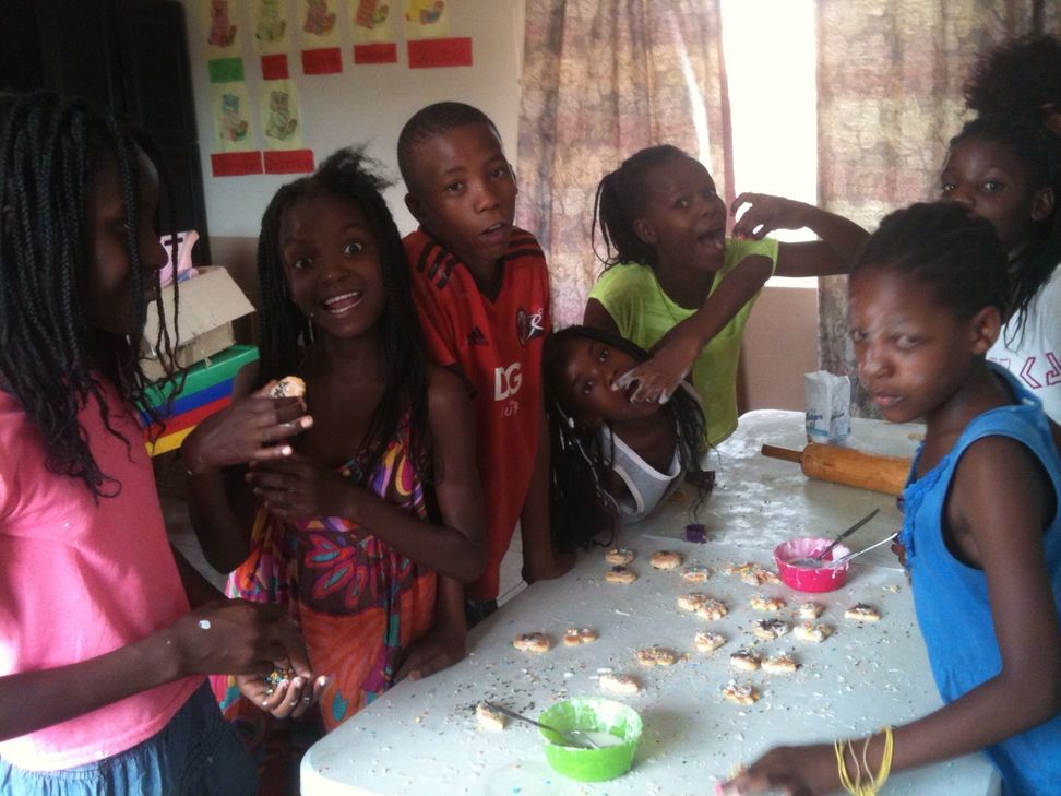 Plätzchen backen bei warmen Sommerwetter - so sieht Weihnachten in Namibia aus.