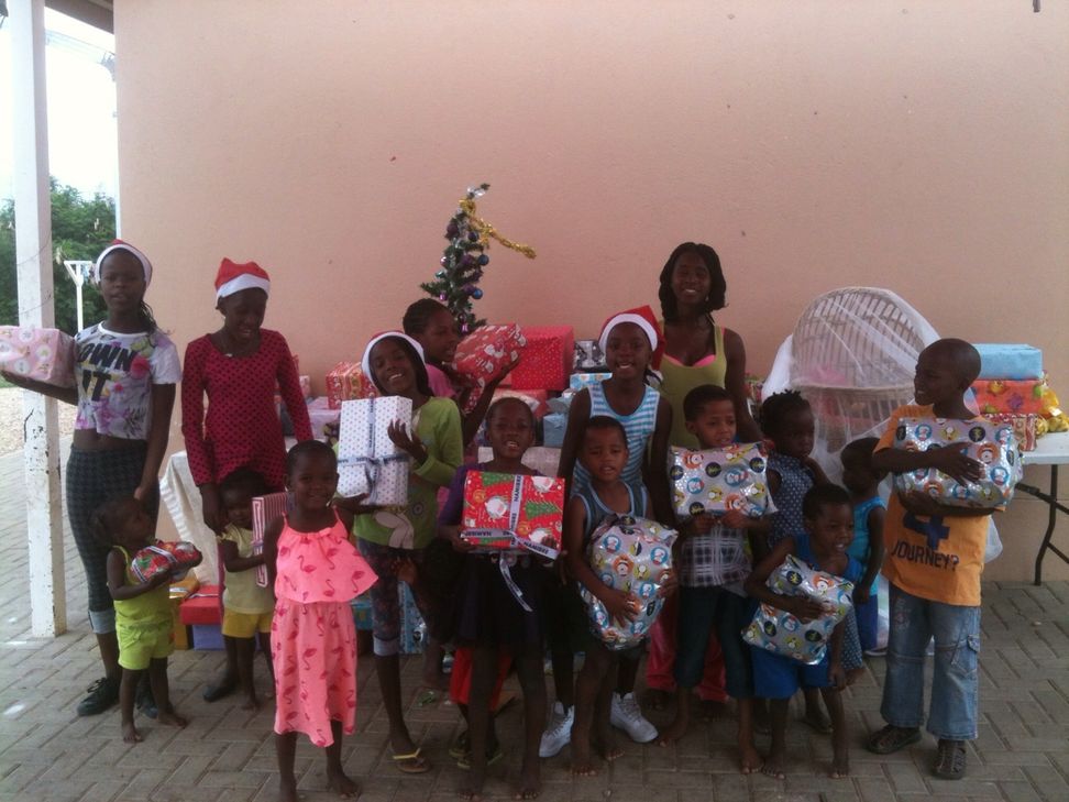 Wie immer hatte Anika auch wieder jede Menge Geschenke im Gepäck. Darüber haben sich die Kinder sehr gefreut.