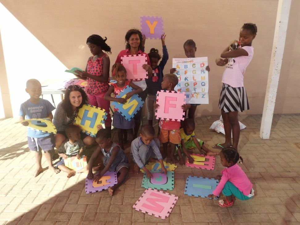 Anika Biwer, Zweite von links, und einige »ihrer« Kinder im Waisenhaus Orlindi im afrikanischen Namibia. Foto: Privat
