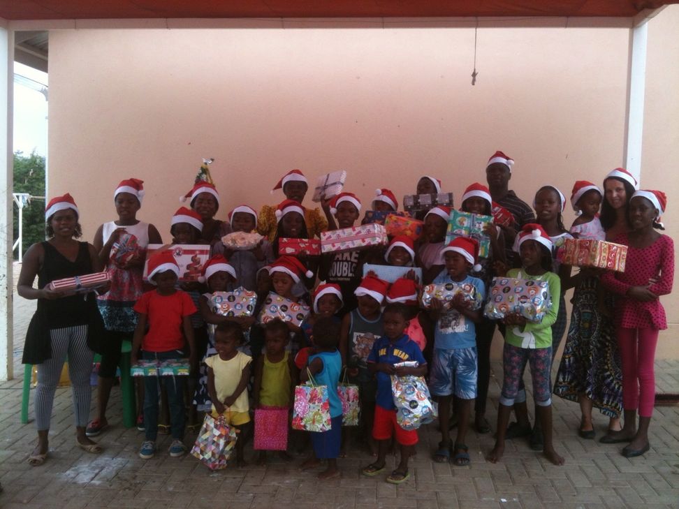 Die schönen Weihnachtsmützen hat Anika Biwer eigens aus Deutschland mitgebracht.