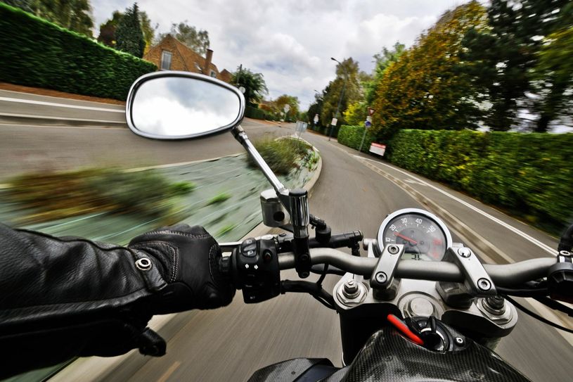 Unnötiger Motorradlärm ist in vielen Regionen Deutschlands ein großes und belastendes Problem für Anwohner und Touristen. Bundesverkehrsminister Scheuer könnte etwas dagegen unternehmen, weigert sich aber.Foto: Pixabay