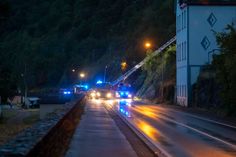 Bie der aufwendigen Rettungsaktion waren über hundert Helfer von Feuerwehr, Rettungsdienst, THW, DB-Notfallmanager und Polizei im Einsatz. (Fotos: Christoph Wendling)