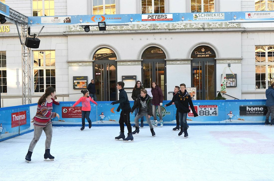 rotz Schließung der Eishalle hat sich der Eissport dank des Gastronoms Eric Naunheim, der seit einigen Jahren auf dem Kornmarkt das "Winterland" betreibt, noch nicht ganz aus Trier verabschiedet. Foto: Archiv