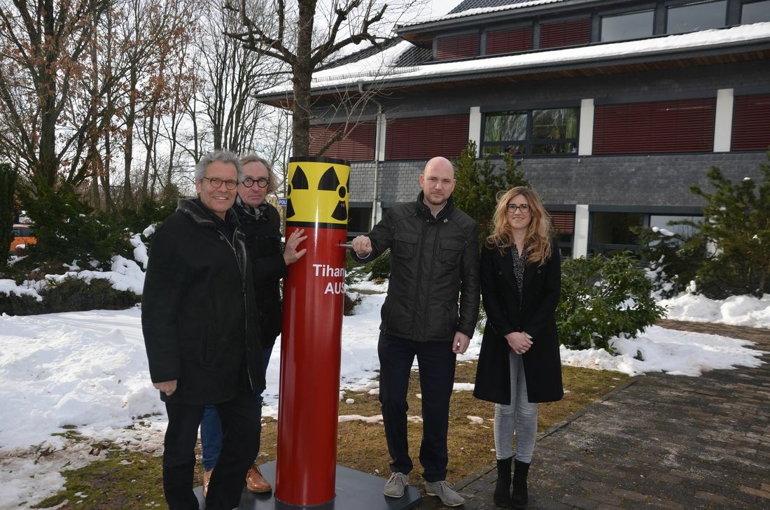 Legen den Hebel um und damit Tihange »symbolisch« lahm (v.l.): Die Initiatoren von »Tihange AUS«, Lars Harmens und Rolf Jägersberg, Roetgens Bürgermeister Jorma Klauss sowie Hauptamtsleiterin Annika Thelen.