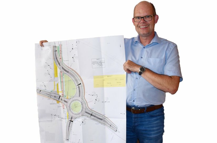 Christian Keimer zeigt den künftigen Straßenverlauf.