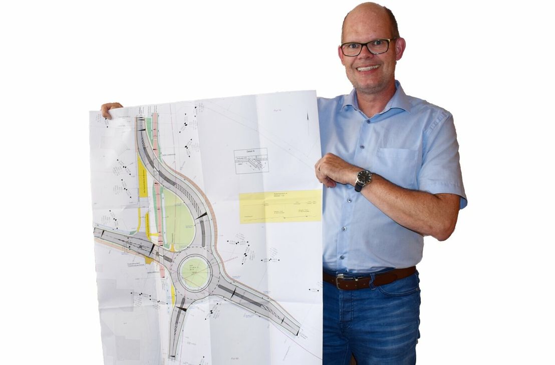 Christian Keimer zeigt den künftigen Straßenverlauf.