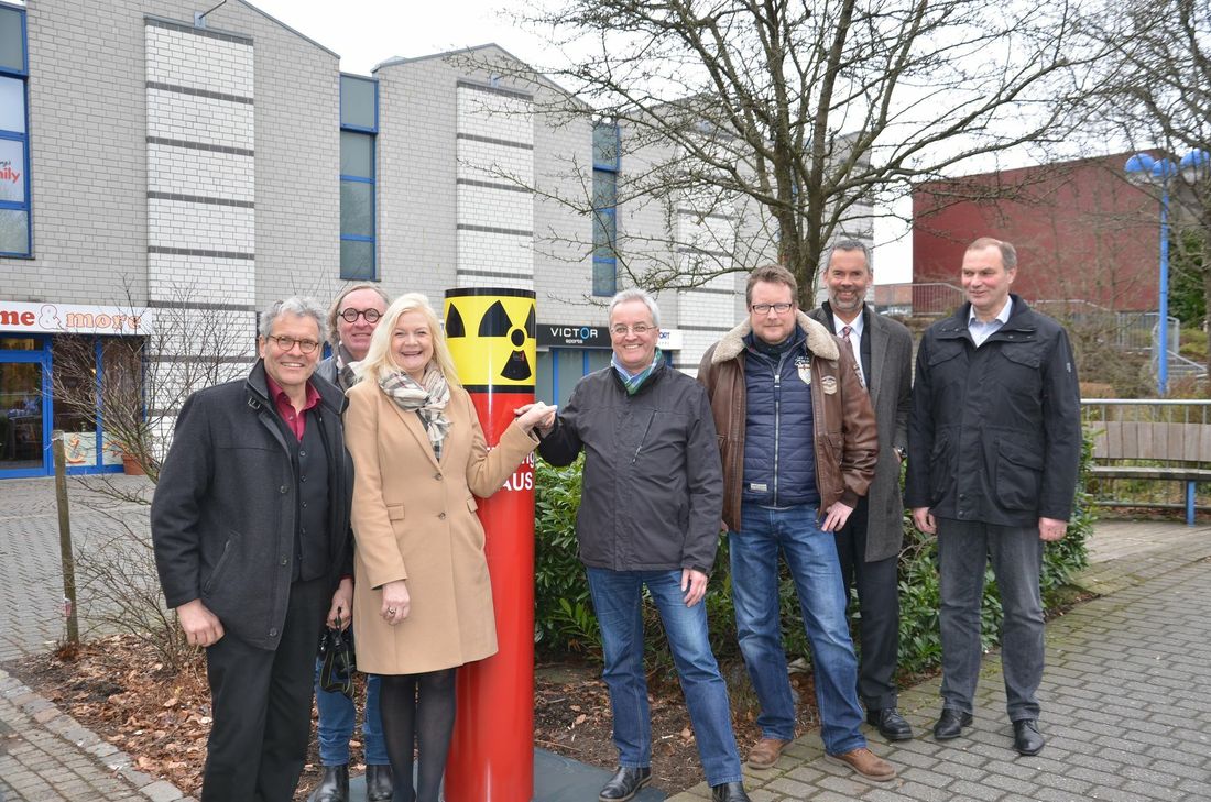 Vertreter der AMU, die Initiatoren und Bürgermeisterin Margareta Ritter sorgten im Einkaufsort Imgenbroich ein klares Zeichen gegen das Atomkraftwerk Tihange. (Foto: Fö)