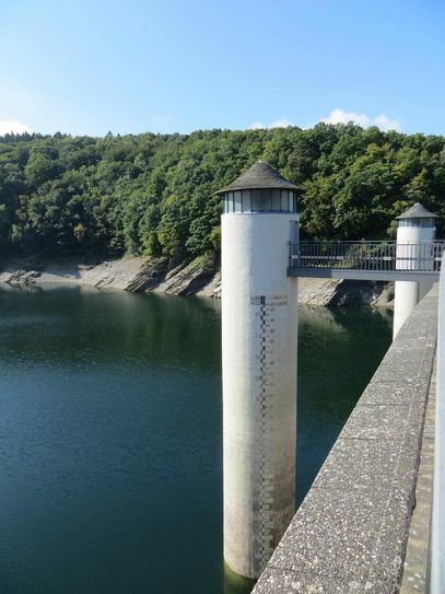 Die Sperrung der Urftstaumauer ist erforderlich, weil ihre Türme durch eingebaute Stahlrohre verstärkt werden. Foto: Nationalparkforstamt Eifel/T. Wagner