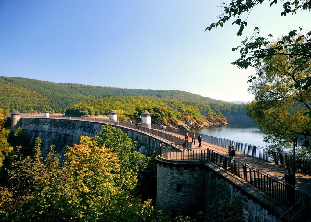 Ein beliebter Anziehungspunkt und Verbindungsweg zwischen den Seeufern: Die Urfttalsperre im Nationalpark Eifel. Bis Ende des Jahres bleibt sie wegen Sicherungsarbeiten gesperrt. Foto: Nationalparkforstamt Eifel/J. Daus