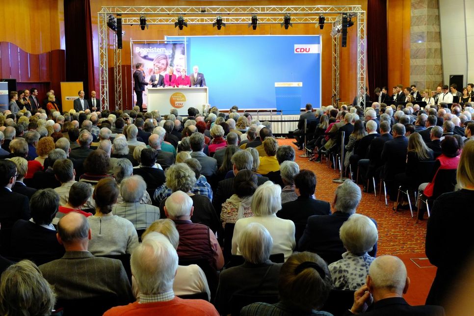 Im Kongresszentrum des Dorint-Hotels drängten sich bei der Wahlkampfveranstaltung mehr als 850 Besucher. Fotos: Th. Wirtz