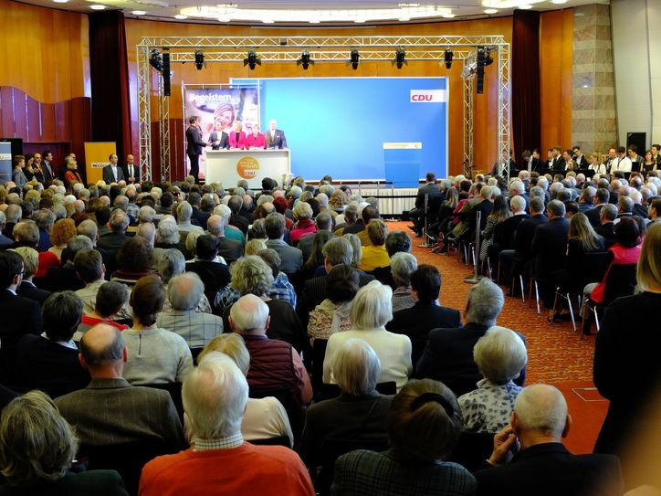 Im Kongresszentrum des Dorint-Hotels drängten sich bei der Wahlkampfveranstaltung mehr als 850 Besucher. Fotos: Th. Wirtz