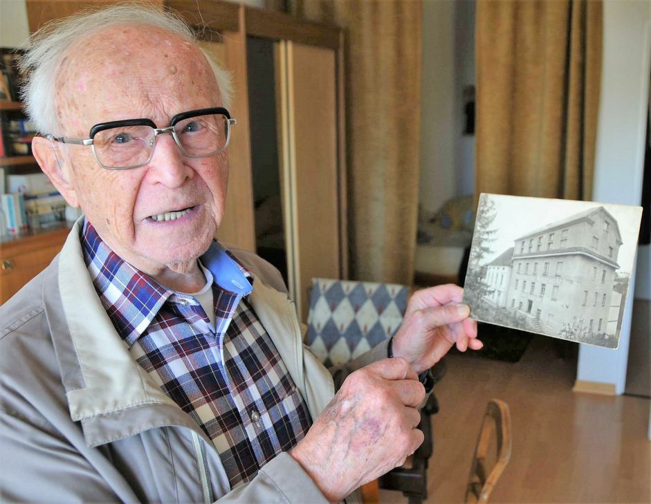 Gerhart Schneider zeigt  alte Bilder vom Familienbetrieb. Foto: Görgen