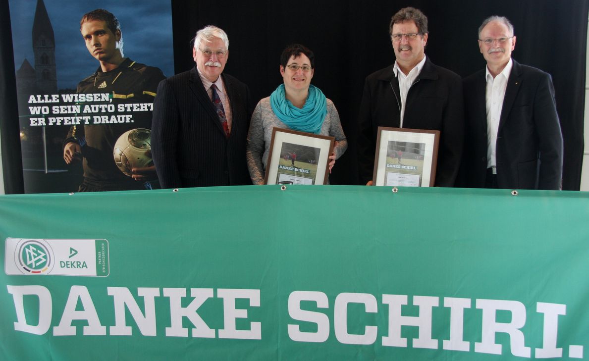 Foto: FVR-Präsident Walter Desch (links) und Erich Schneider, Vorsitzender des Verbandsschiedsrichterausschusses des Fußballverbandes Rheinland (rechts), mit den Gewinnern Martina Hermes und Peter Hoffmann. Latif Rexhaj war am Ehrungstag leider terminlich verhindert.
