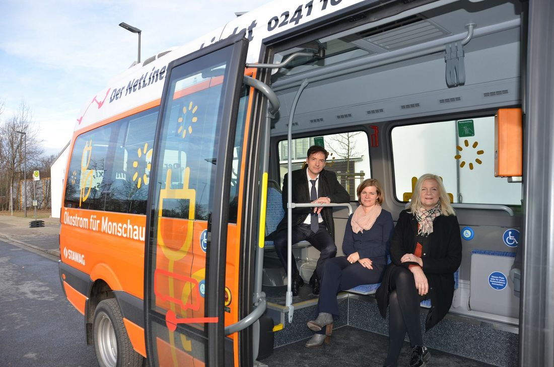 Bürgermeisterin Margareta Ritter (v.r.), Dr. Kathrin Driessen, die das Modellprojekt bei der ASEAG leitet, und ASEAG-Vorstand Michael Carmincke hoffen auf viele Nutzer des flexiblen Nahverkehrs mittels »NetLiner«.