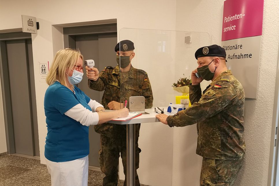 Soldaten aus Kastellaun übernehmen das kontaktlose Fiebermessen und informieren Patienten und Besucher über die wichtigen Hygienemaßnahmen. (Foto: Kreuznacher Diakonie)