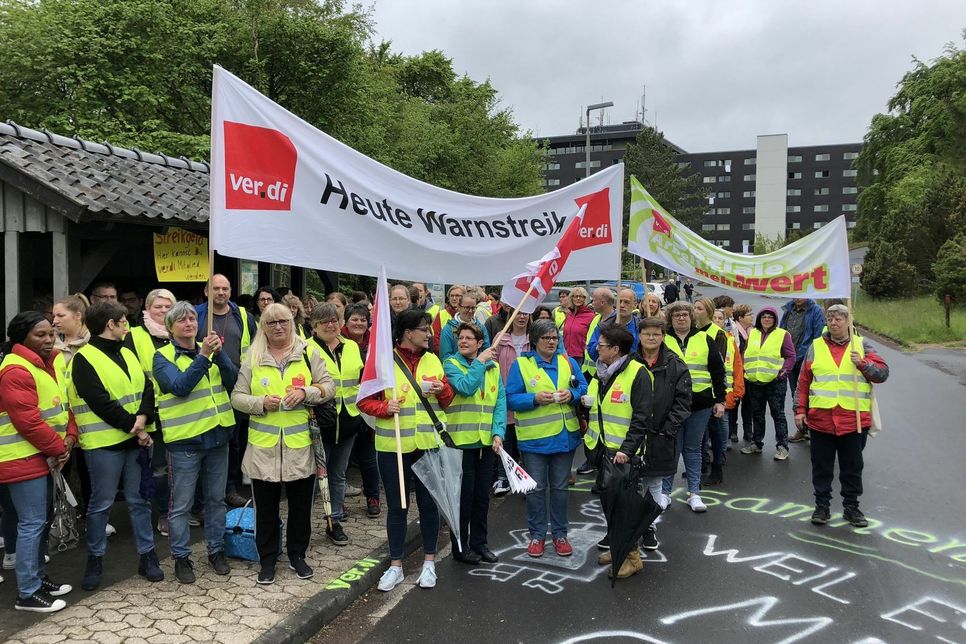Rund 70 Beschäftigte der Eifelhöhen-Klinik Marmagen beteiligten sich Montagmorgen, 27. Mai, am Warnstreik der Gewerkschaft ver.di. mn-Foto