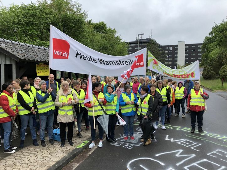 Rund 70 Beschäftigte der Eifelhöhen-Klinik Marmagen beteiligten sich Montagmorgen, 27. Mai, am Warnstreik der Gewerkschaft ver.di. mn-Foto