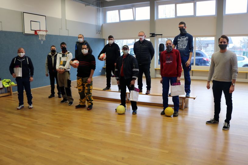 Inklusionssportler unter sich: Die Sportler des VfB Polch und der Rhein-Mosel-Werkstatt bei der Übergabe der Geschenke.