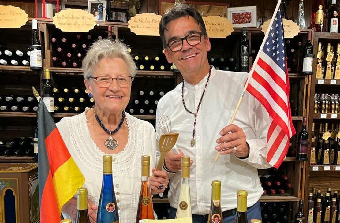 Deutsch-amerikanische Freundschaft: Erika Stephan und Stefan Kollmar haben ein zweisprachiges Kochbuch verfasst, das ab sofort erhältlich ist.