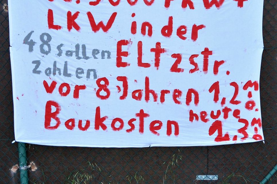 In Pfalzel ist die Empörung groß. Die Anwohner in der Eltzstraße protestieren mit Transparenten gegen die nicht nur in ihren Augen ungerechte Kostenverteilung. Foto: Finkenberg