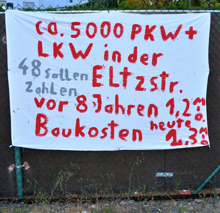 In Pfalzel ist die Empörung groß. Die Anwohner in der Eltzstraße protestieren mit Transparenten gegen die nicht nur in ihren Augen ungerechte Kostenverteilung. Foto: Finkenberg
