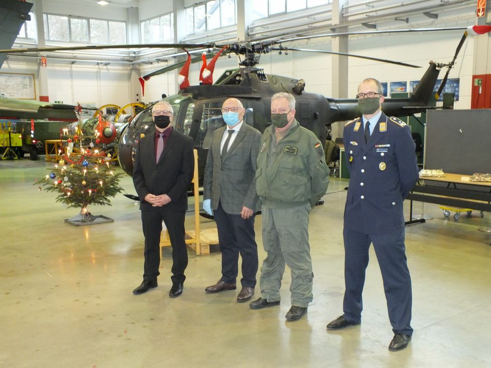 Übergabe der Ausbildungswerkstatt (von links): Gerd Feiten, Werner Knechtges, Oberst Thomas Schneider, Kommodore Taktisches Luftwaffengeschwader 33,  und Oberstleutnant Udo Beckert, Kommandeur Technische Gruppe.