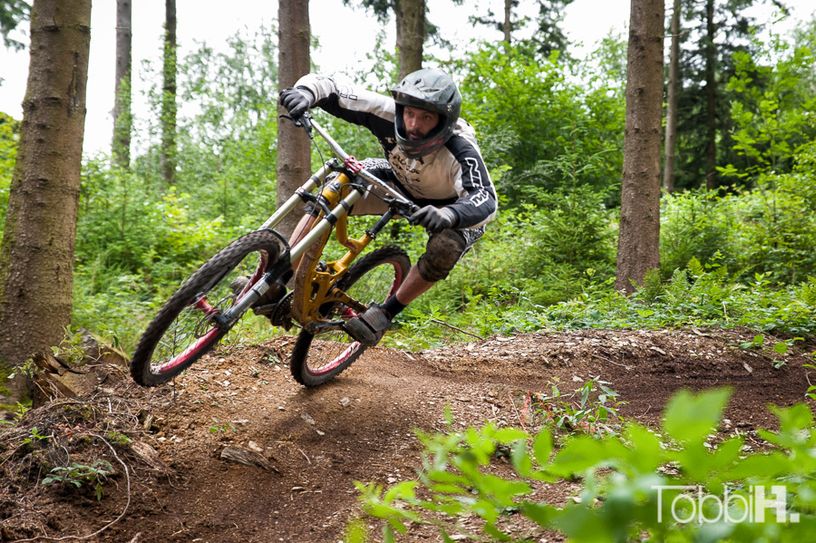In rasanter Geschwindigkeit geht es quer durch den Wald. Der Mountainbike-Park Hürtgenwald zwischen Vossenacker Gymnasium und Simonskall bietet vier Abfahrten. Foto: Tobias Hayn