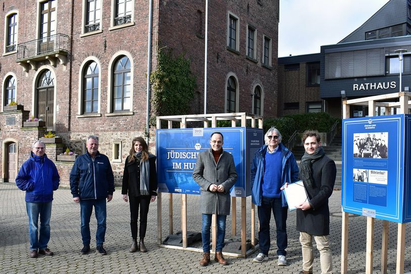 Die Ausstellung zum jüdischen Leben ist ab sofort in Rheinböllen zu sehen (v.l.): Hans-Werner Johann, Bernd Raab, Carolin Manns, Staatssekretär Denis Alt, Christof Pies, Norman Schäfer.